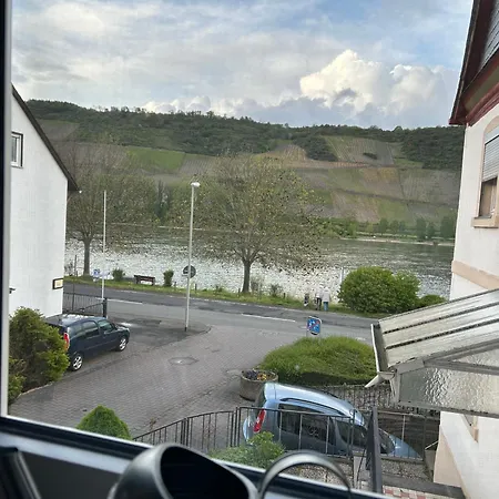 Mit Eigenem Bad Und Blick Auf Den Rhein